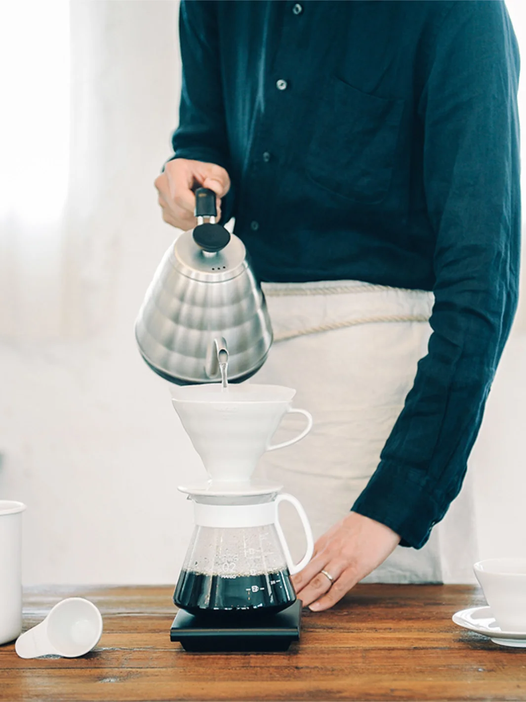 HARIO V60-02 Ceramic Dripper Set (White) - Image 3