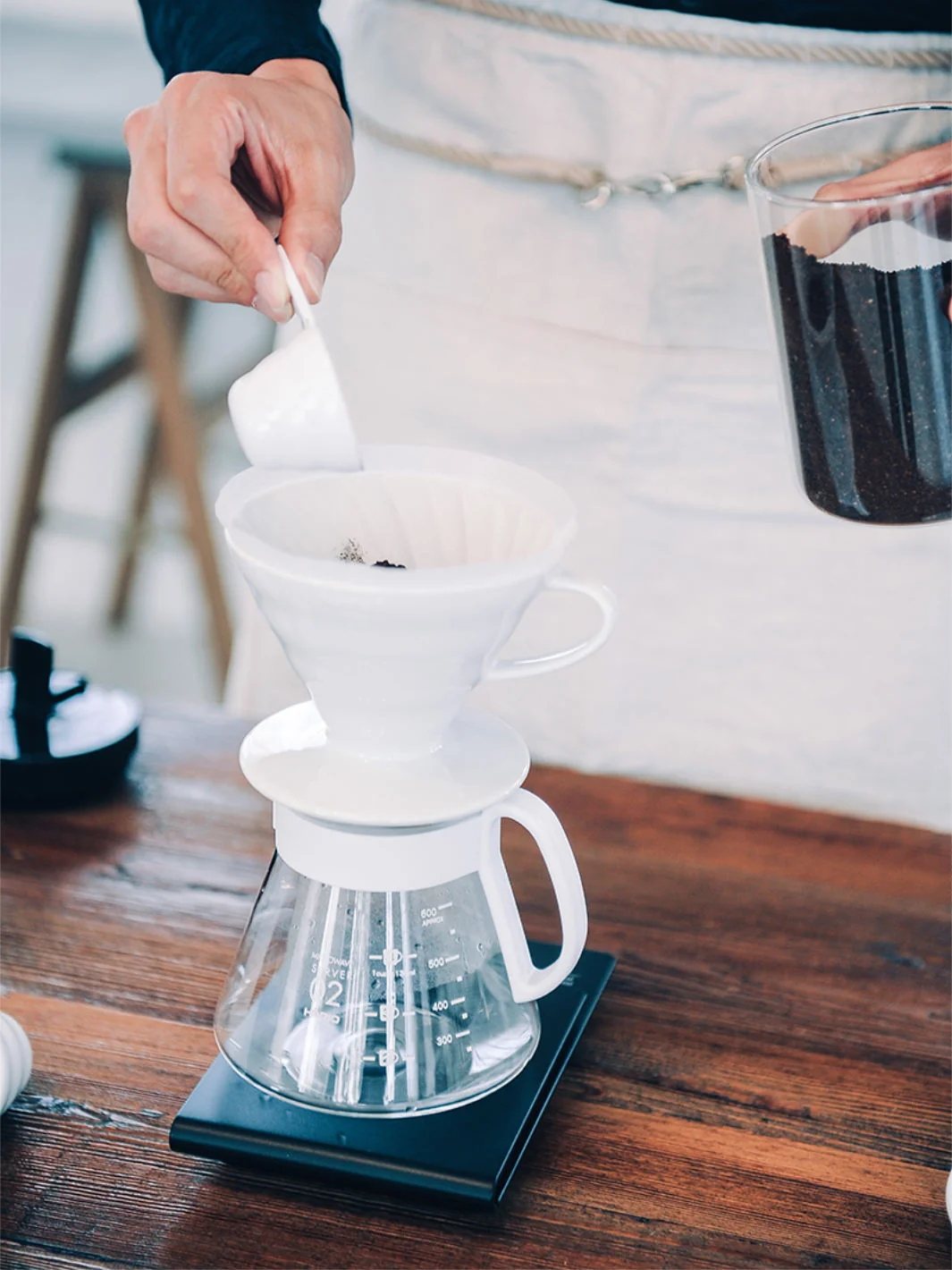 HARIO V60-02 Ceramic Dripper Set (White) - Image 4
